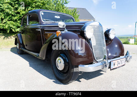 Un marron très foncé vintage 1963 DS 170 Mercedes Benz en Basse Autriche Banque D'Images