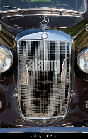 Une vue de face d'un brun foncé vintage 1963 DS 170 Mercedes Benz en Basse Autriche Banque D'Images