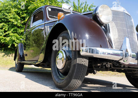 Un profil bas sur un marron très foncé vintage 1963 DS 170 Mercedes Benz en Basse Autriche Banque D'Images