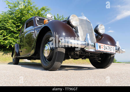 Un profil bas sur un marron très foncé vintage 1963 DS 170 Mercedes Benz en Basse Autriche Banque D'Images