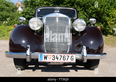 Une vue de face d'un brun foncé vintage 1963 DS 170 Mercedes Benz en Basse Autriche Banque D'Images