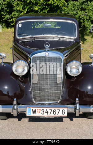 Une vue de face d'un brun foncé vintage 1963 DS 170 Mercedes Benz en Basse Autriche Banque D'Images