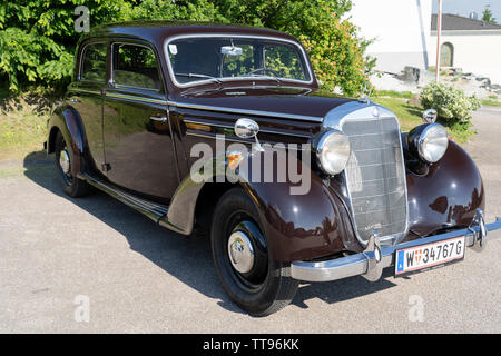 Un marron très foncé vintage 1963 DS 170 Mercedes Benz en Basse Autriche Banque D'Images