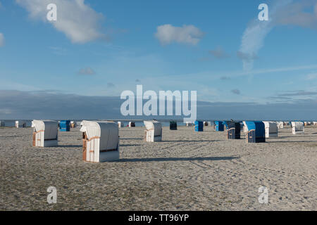 Strandkorbs, près de la mer de Wadden. Frise orientale, Basse-Saxe, Allemagne Banque D'Images