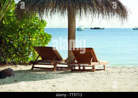 Transats sur la magnifique plage à resort Banque D'Images