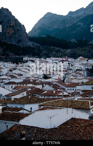 Les modèles de toit village blanc d'Andalousie, Espagne Grazalema Banque D'Images