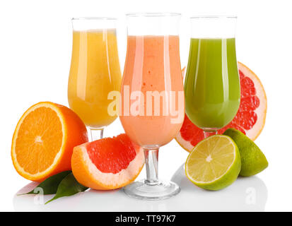 Cocktails d'été avec des fruits frais isolated on white Banque D'Images