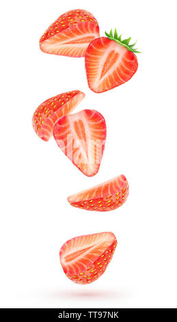 Fraises isolés dans l'air. Tomber des morceaux de fraises isolated over white background with clipping path Banque D'Images