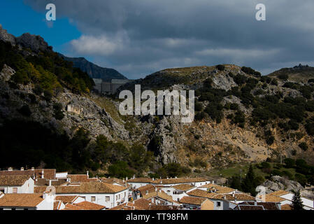 Les modèles de toit et reservoir de village blanc d'Andalousie, Espagne Grazalema Banque D'Images