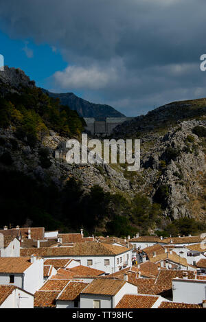 Les modèles de toit et reservoir de village blanc d'Andalousie, Espagne Grazalema Banque D'Images