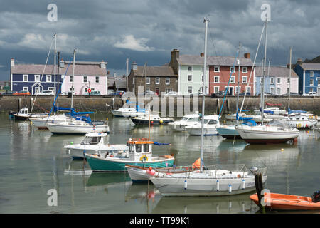 Le port pittoresque et charmante ville de Aberaeron sur la côte de la Baie de Cardigan dans Ceredigion, pays de Galles, Royaume-Uni Banque D'Images