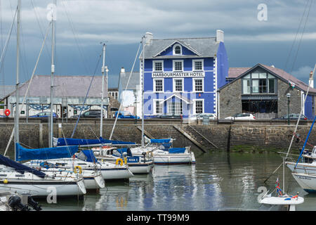 Le port pittoresque et charmante ville de Aberaeron sur la côte de la Baie de Cardigan dans Ceredigion, pays de Galles, Royaume-Uni Banque D'Images