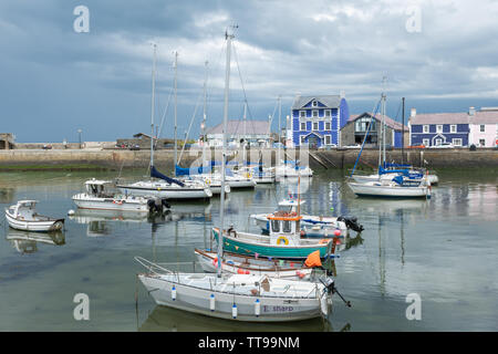 Le port pittoresque et charmante ville de Aberaeron sur la côte de la Baie de Cardigan dans Ceredigion, pays de Galles, Royaume-Uni Banque D'Images