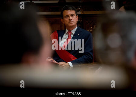 L'ancien premier ministre français, Manuel Valls dans l'hôtel de ville de Barcelone au cours de la session pour élire le maire de la ville. Ada Colau a été réélu maire de Barcelone, le pro-indépendance de la Gauche Républicaine catalane a gagné un peu plus de voix que le groupe Colau, mais Colau bureau conserve après avoir atteint un accord avec la direction générale de la Catalane du parti socialiste, Manuel Valls et les conseillers municipaux. Banque D'Images