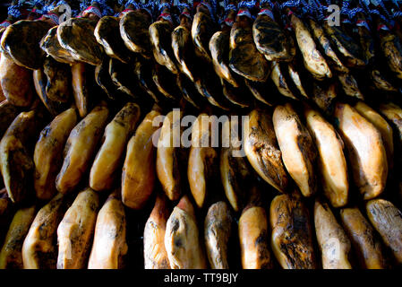 Ensemble de plaques de jambon ibérique en hangig deli shop en Andalousie, espagne Banque D'Images