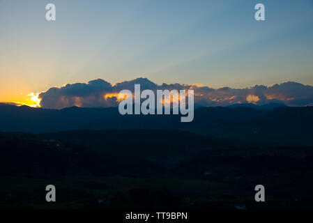 Nuages d'orage formée au-dessus de la Sierra de las Nieves, vu de Ronda, Andalousie, espagne Banque D'Images