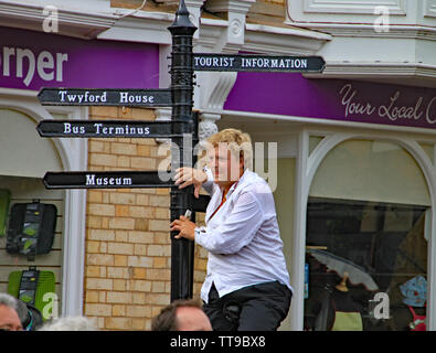 La ville de Sidmouth, Devon, Angleterre - 5 août 2012 : Deux jongleurs de rue par les artistes et sur la place de la ville à un public. Banque D'Images