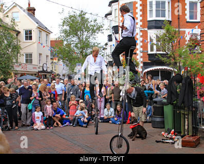 La ville de Sidmouth, Devon, Angleterre - 5 août 2012 : Deux jongleurs de rue par les artistes et sur la place de la ville à un public. Banque D'Images