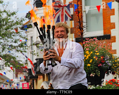 La ville de Sidmouth, Devon, Angleterre - 5 août 2012 : Deux jongleurs de rue par les artistes et sur la place de la ville à un public. Banque D'Images