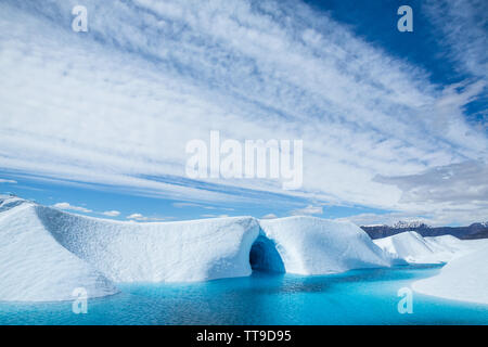 Au-dessus de la grotte de glace sur le lac supraglaciaire haut de la Matanuska Glacier dans le centre sud de l'Alaska Montagnes Chugach. Banque D'Images