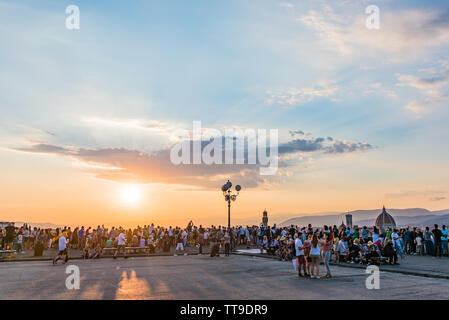 Les gens qui suivent le coucher du soleil en été, panorama de Florence depuis le Piazzale Michelangelo - le meilleur endroit pour avoir une vue panoramique sur la Toscane, Italie capitol Banque D'Images