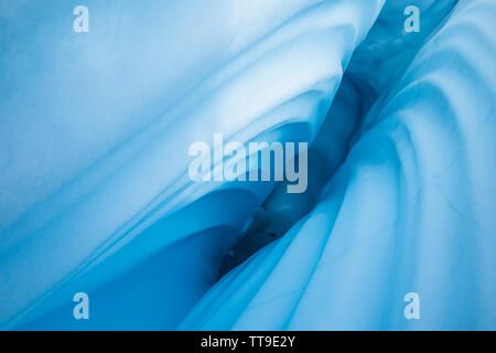 Dans la Matanuska Glacier, un canyon étroit est coupé à travers la glace par fusion de l'eau ci-dessus. Banque D'Images