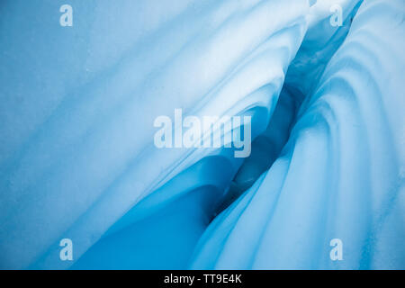 Une profonde crevasse sur le Glacier Matanuska en Alaska. Les parties ont une texture ondulée à partir de l'eau fonctionnant par fusion et un trou dans la glace. Banque D'Images