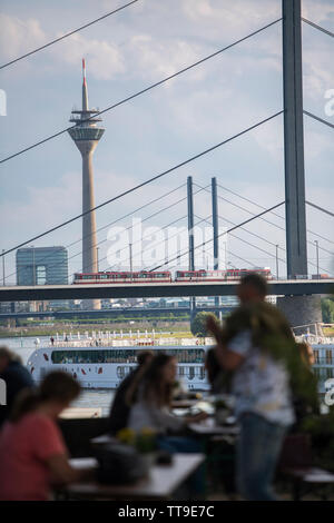L'été à Düsseldorf, Allemagne. Jardin de bière : Rheinblick 33 Banque D'Images