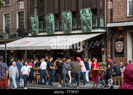 L'été à Düsseldorf, Allemagne. Brasserie Uerige dans la vieille ville. Banque D'Images