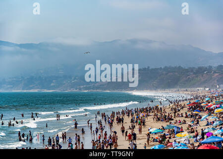 Santa Monica, CA, USA - Le 27 juillet 2018 - Les personnes bénéficiant de beau temps ensoleillé sur la plage de Santa Monica, CA, USA, le 27 juillet 2018. Banque D'Images