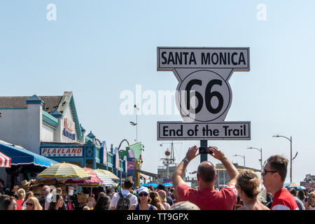 Santa Monica, CA, USA - Le 27 juillet 2018 - Les touristes prendre des photos d'un signe qui marque la fin de la route 66 sur la jetée de Santa Monica, CA, USA, le Banque D'Images