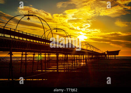 Southport, Royaume-Uni. 15 juin 2019. Après une journée sur les mat gris nord-ouest de l'Angleterre, un magnifique coucher de silhouettes de la jetée de Southport Merseyside. Ouvert pour la première fois en 1860, il s'étend sur une longueur de 1 108 mètres (3 635 ft) et est la deuxième plus longue en Grande-Bretagne. Il a été classé de Grade II le 18 août 1975. Le tramway a été lancé à partir de la promenade jusqu'à la Pier Head à diverses époques de l'histoire de quai, plus récemment, d'août 2005 à juin 2015. Credit : Cernan Elias/Alamy Live News Banque D'Images