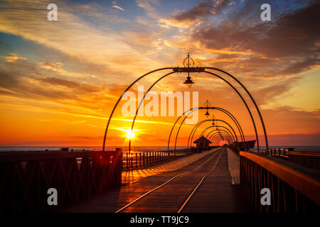 Southport, Royaume-Uni. 15 juin 2019. Après une journée sur les mat gris nord-ouest de l'Angleterre, un magnifique coucher de silhouettes de la jetée de Southport Merseyside. Ouvert pour la première fois en 1860, il s'étend sur une longueur de 1 108 mètres (3 635 ft) et est la deuxième plus longue en Grande-Bretagne. Il a été classé de Grade II le 18 août 1975. Le tramway a été lancé à partir de la promenade jusqu'à la Pier Head à diverses époques de l'histoire de quai, plus récemment, d'août 2005 à juin 2015. Credit : Cernan Elias/Alamy Live News Banque D'Images