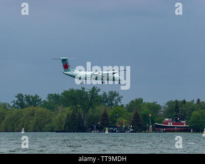 Air Canada Express, De Havilland Canada DHC-8-400 voler dans 33km/h) ou (20,5 mph vent, passé l'île Centre de l'approche à l'atterrissage sur l'aéroport de l'île. Banque D'Images