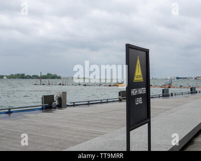 Toronto, Canada. 15 Juin, 2019. Inscrivez-avertissement de niveau d'eau élevé sur le port de Toronto avant, tandis que les projections d'eau à peer. Banque D'Images