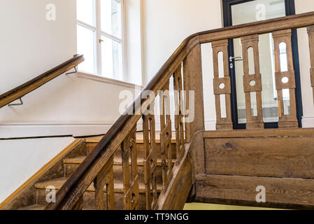 Escalier en bois, dans un vieux bâtiment en couleur brun foncé. Banque D'Images