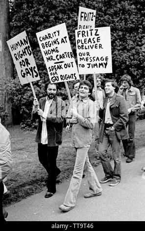 Les manifestants s'acquitter les droits de l'homme gay signe réalisé au président Carter durant Vice-président Mondale visite à San Francisco, Californie. 17 juin 1977 Banque D'Images