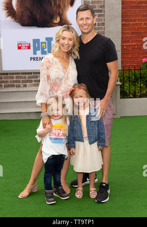 Westwood, CA - 2 juin 2019 : Beverley Mitchell, Hutton Cameron, Kenzie Cameron, Michael Cameron assister à première de Universal Pictures La vie secrète des animaux domestiques 2 à Regency Village Theatre Banque D'Images