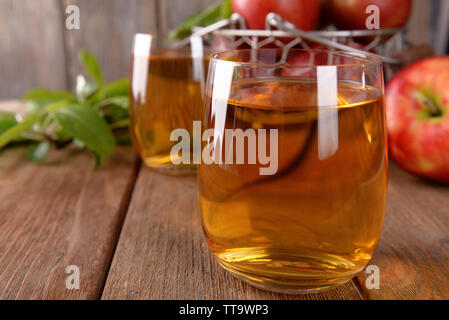 Verres de jus de pomme sur la table en bois, gros plan Banque D'Images