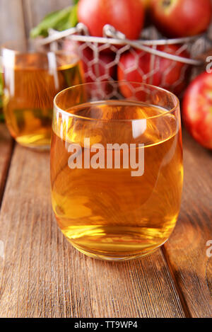 Verres de jus de pomme sur la table en bois, gros plan Banque D'Images