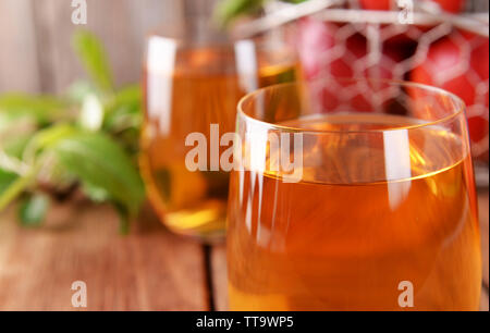 Verres de jus de pomme sur la table en bois, gros plan Banque D'Images