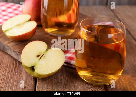 Verres de jus de pomme sur la table en bois, gros plan Banque D'Images