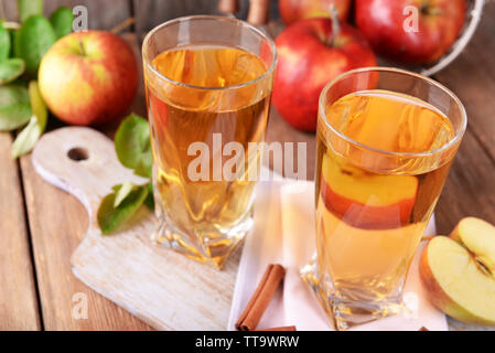 Verres de jus de pomme sur la table en bois, gros plan Banque D'Images