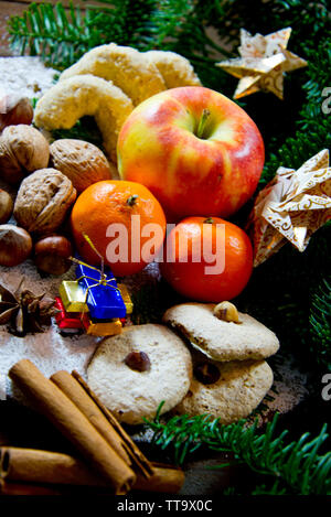 Friandises de Noël traditionnel allemand plaque avec fruits, noix aqnd cookies, décoré avec des branches de sapin, épices et papier étoile Banque D'Images