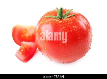 La tomate fraîche avec des gouttelettes isolated on white Banque D'Images