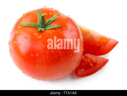 La tomate fraîche avec des gouttelettes isolated on white Banque D'Images