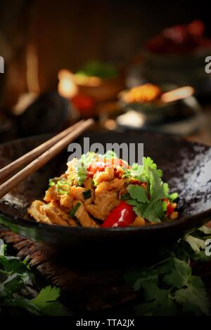 Sauté de poulet aux piments dans un style contemporain. Banque D'Images