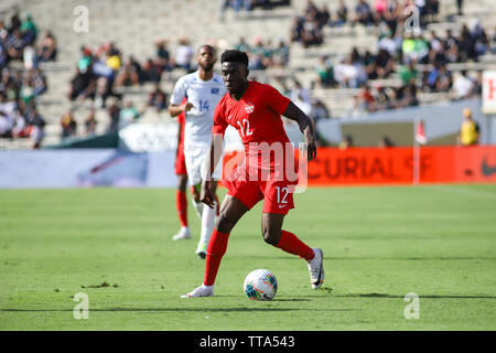 Pasadena, États-Unis. 15 Juin, 2019. Alphonso Davies (12) attaquant dans la première moitié du match d'ouverture de la coupe d'or contre la Martinique. Crédit : Ben Nichols/Alamy Live News Banque D'Images