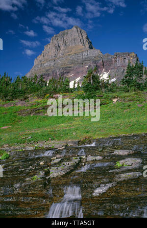 USA, Montana, le parc national des Glaciers, petite cascade sur Logan Creek descend couches sédimentaires sous Clements Mountain. Banque D'Images