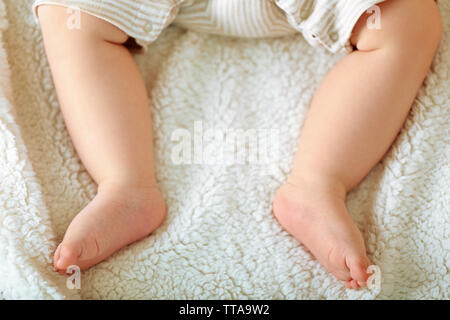 Les jambes de bébé sur une couverture, closeup Banque D'Images